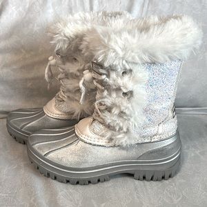 London Fog Collection Glitter white and silver faux fur winter boots size 3